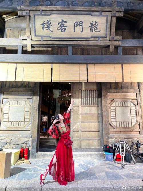 澳门龙门客栈资料2022年:街头下水道爬出女子